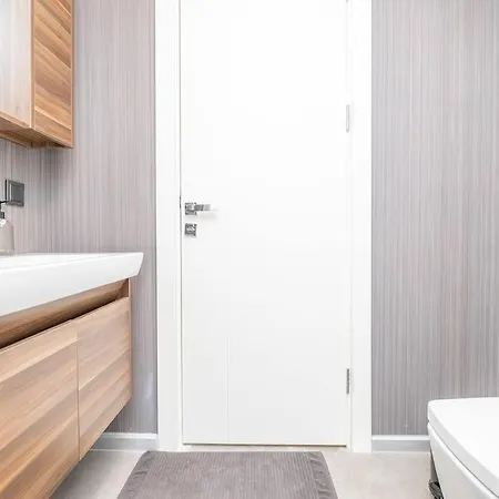0055 - Kadikoy, Comfy, Cozy And Modern. *